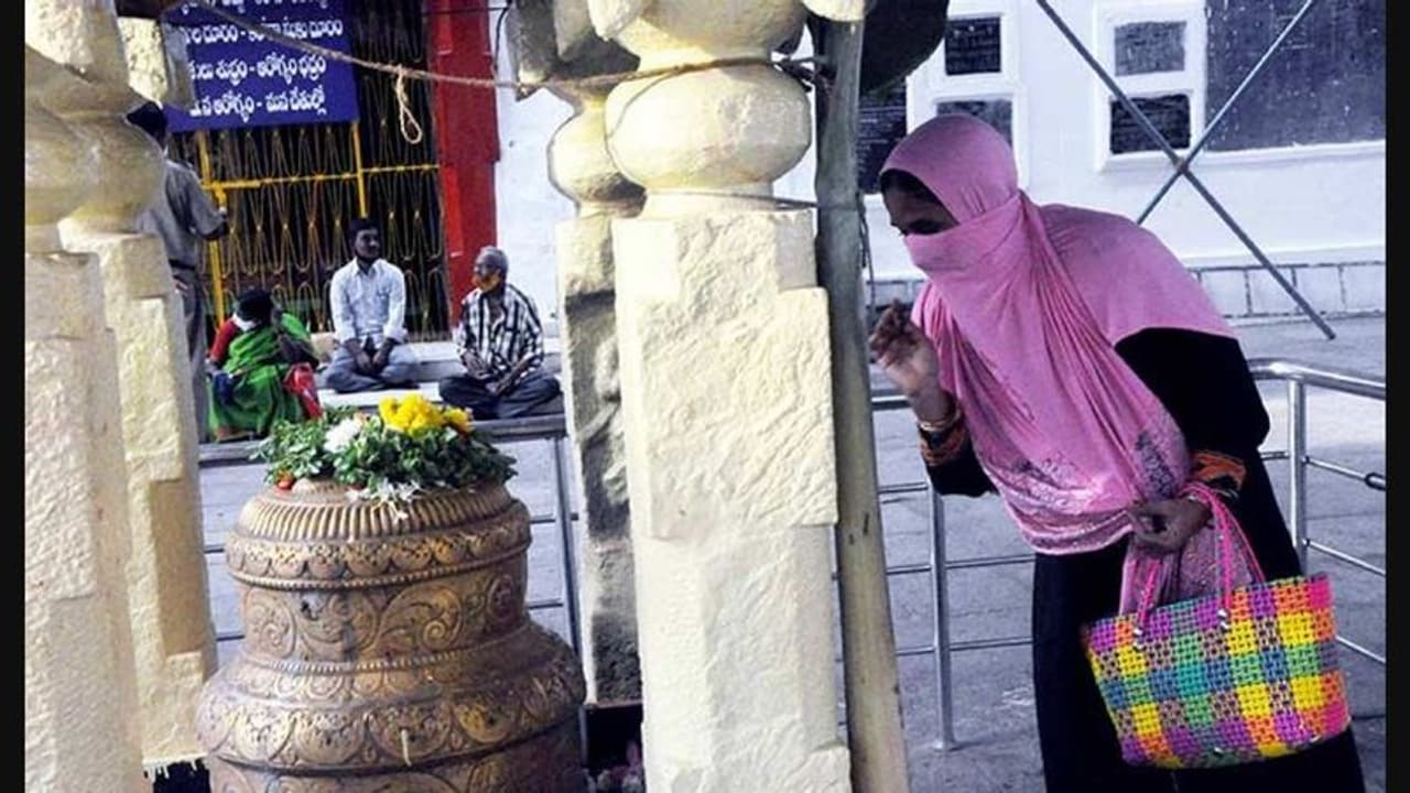 கந்தசஷ்டி கவசம் பாடி பக்தர்களை பரவசப்படுத்திய இஸ்லாமிய மாணவி