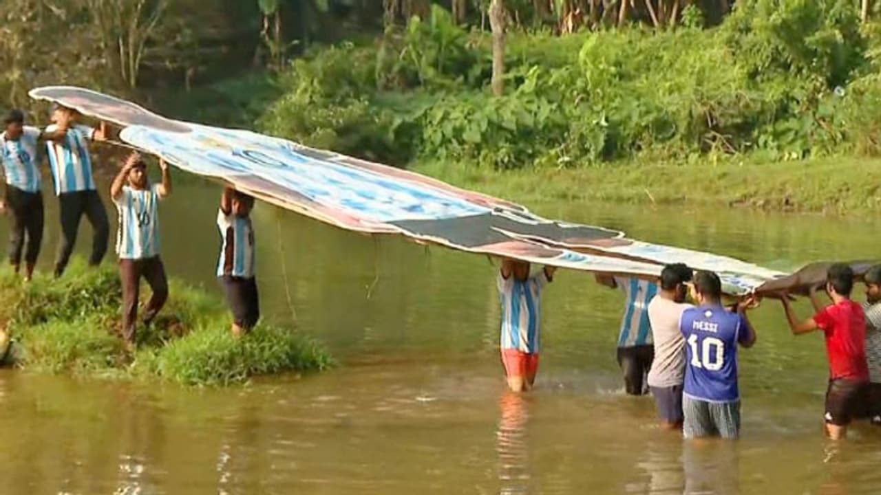 വാമോസ്...കേക്ക് മുറിച്ച് ആഘോഷം, ഒടുവില്‍ പുള്ളാവൂരിലെ കട്ടൗട്ടുകൾ മാറ്റി 