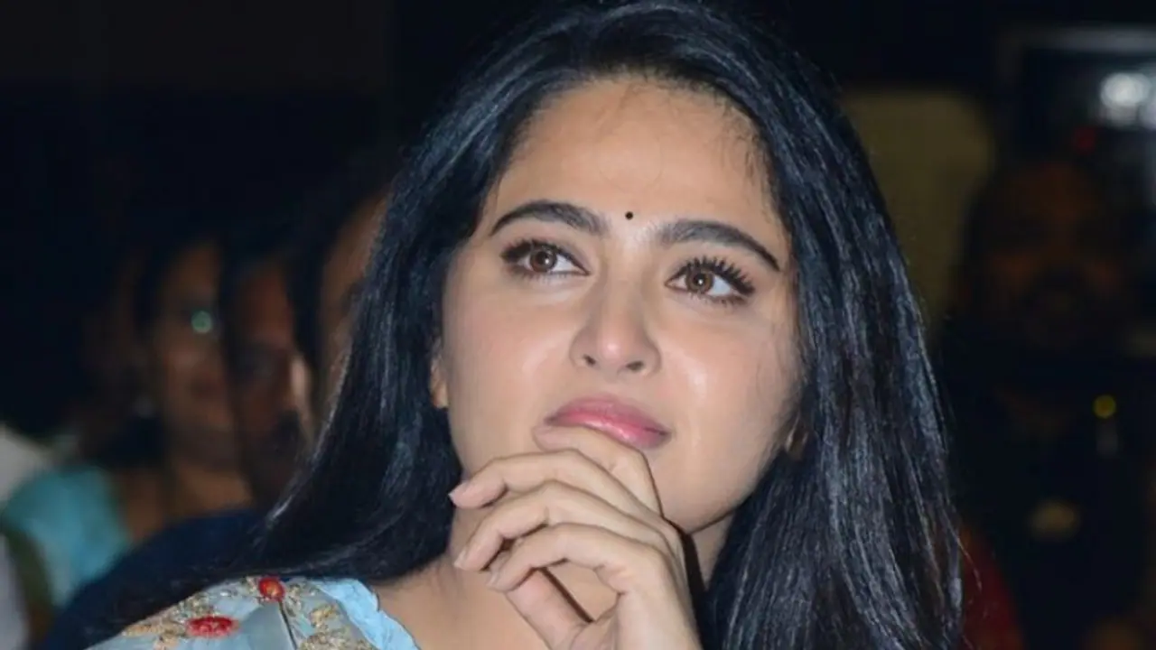 హీరోయిన్ అనుష్క పేరిట రూ . 51 లక్షల మోసం 