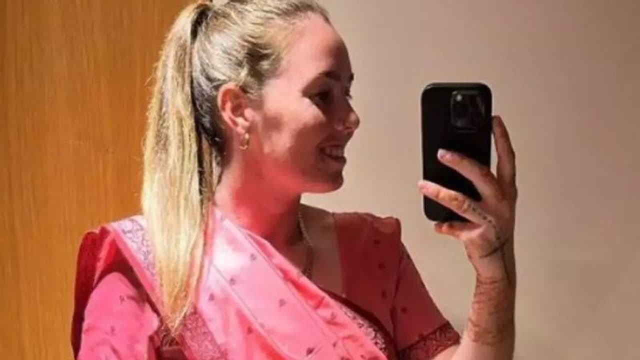 സാരിയില്‍ തിളങ്ങുന്ന സുന്ദരി ആരാണെന്ന് മനസിലായോ? 