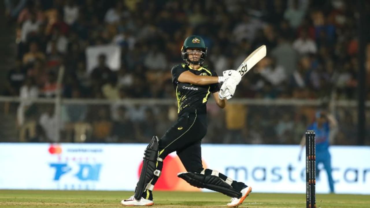 INDW vs AUSW: கார்ட்னெர், கிரேஸ் காட்டடி அரைசதம்.. இந்தியாவிற்கு கடின இலக்கை நிர்ணயித்த ஆஸ்திரேலிய மகளிர் அணி