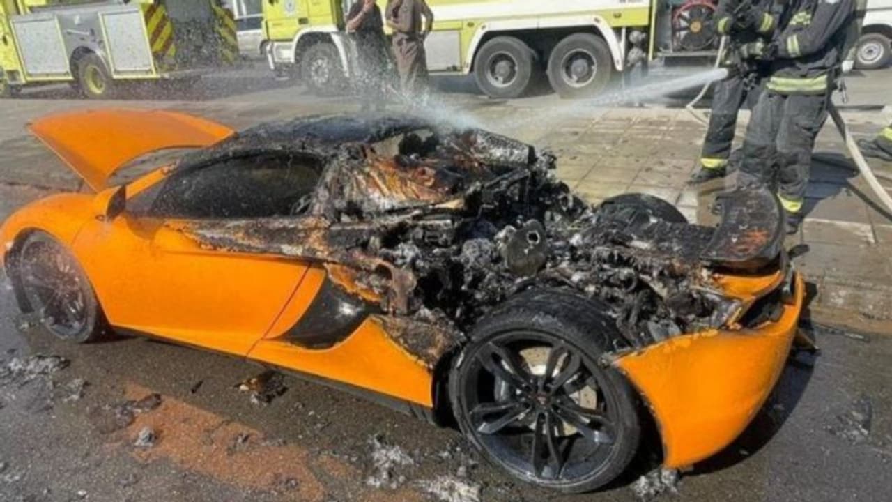 സൗദി അറേബ്യയില് ഓടിക്കൊണ്ടിരിക്കെ ആഡംബര കാറിന് തീപിടിച്ചു വീഡിയോ സൗദി അറേബ്യയില് ഓടിക്കൊണ്ടിരിക്കെ ആഡംബര കാറിന് തീപിടിച്ചു വീഡിയോ