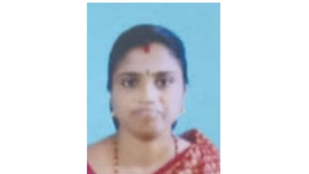 വീട് പാലുകാച്ചല് ക്ഷണിക്കാന് പോകവേ അപകടം; ഭര്ത്താവിന് പിന്നാലെ ചികിത്സയിലായിരുന്ന ഭാര്യയും മരിച്ചു വീട് പാലുകാച്ചല് ക്ഷണിക്കാന് പോകവേ അപകടം; ഭര്ത്താവിന് പിന്നാലെ ചികിത്സയിലായിരുന്ന ഭാര്യയും മരിച്ചു