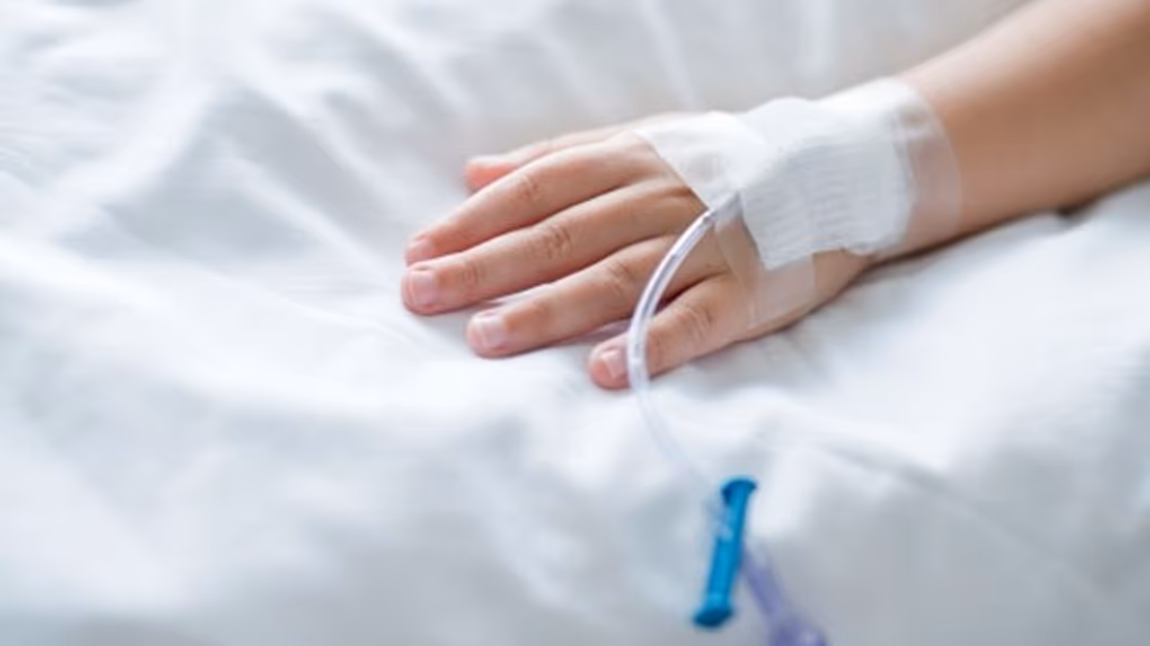 കാനൂല പോലും നീക്കിയില്ല, അരിവാള് രോഗം ബാധിച്ച് മരിച്ച ആദിവാസിയുടെ മൃതദേഹത്തോട് അനാദരവെന്ന് പരാതി കാനൂല പോലും നീക്കിയില്ല, അരിവാള് രോഗം ബാധിച്ച് മരിച്ച ആദിവാസിയുടെ മൃതദേഹത്തോട് അനാദരവെന്ന് പരാതി