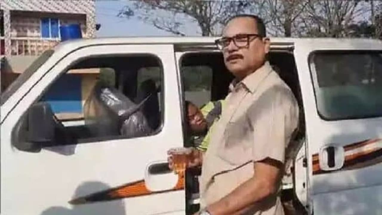 వార్నీ.. పేషెంట్ బాధతో అల్లాడిపోతున్నాడని మద్యం తాగించిన అంబులెన్స్ డ్రైవర్.. సోషల్ మీడియాలో వైరల్