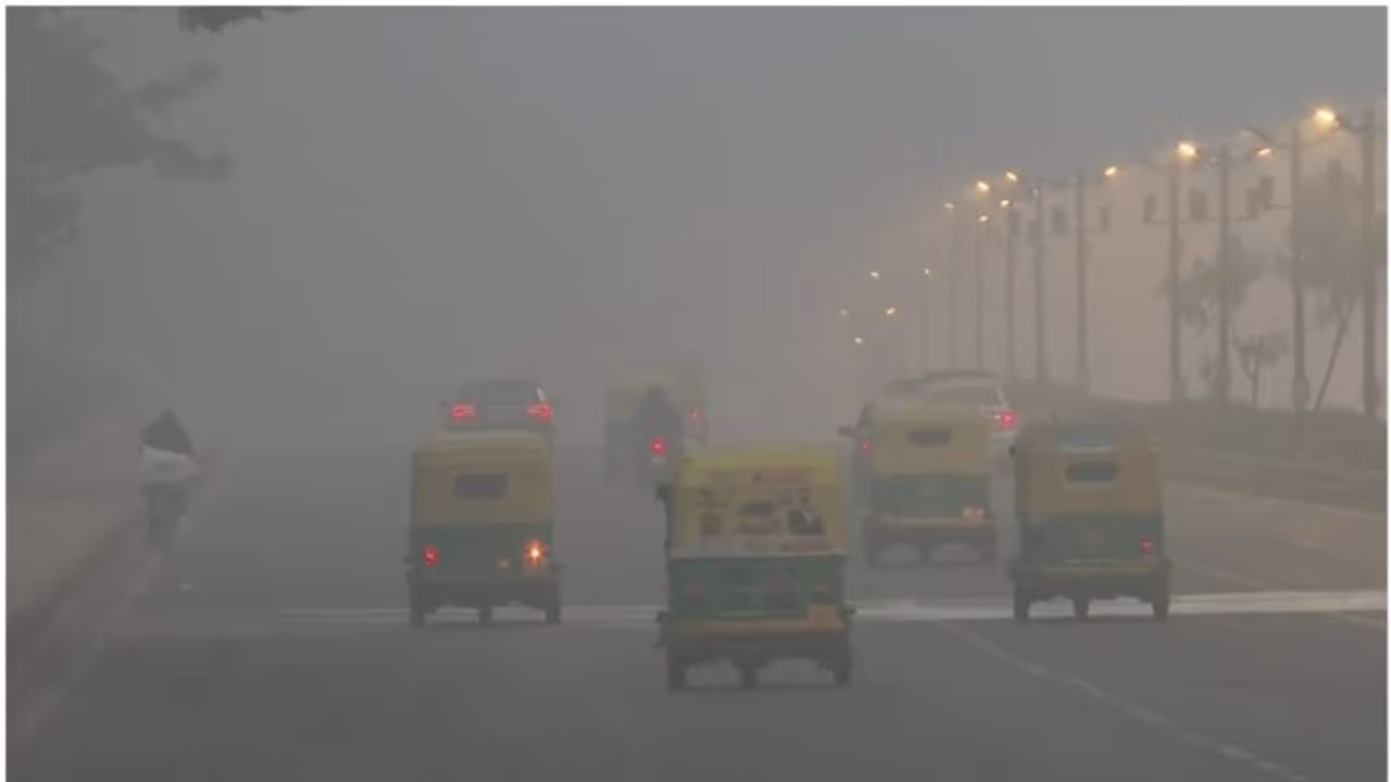 ഉത്തരേന്ത്യമൂടി മൂടല് മഞ്ഞ്; നിരവധി വിമാനങ്ങള് തിരിച്ച് വിട്ടു, ട്രെയിനുകള് വൈകിയോടുന്നു ഉത്തരേന്ത്യമൂടി മൂടല് മഞ്ഞ്; നിരവധി വിമാനങ്ങള് തിരിച്ച് വിട്ടു, ട്രെയിനുകള് വൈകിയോടുന്നു