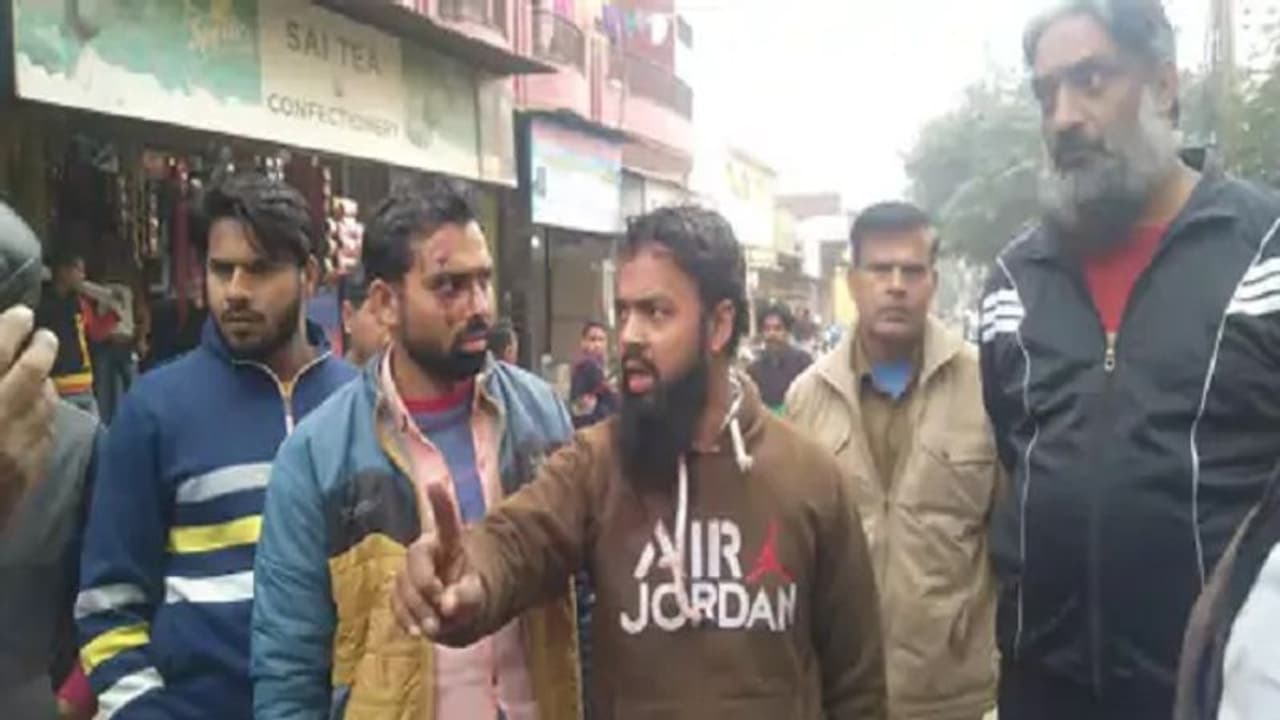 मेरठ: घरेलू कलह सुलझाने बैठी पंचायत में फूटे सिर, एक दूसरे पर जमकर चलाए गए लात घूंसे, देखे वायरल वीडियो मेरठ: घरेलू कलह सुलझाने बैठी पंचायत में फूटे सिर, एक दूसरे पर जमकर चलाए गए लात घूंसे, देखे वायरल वीडियो