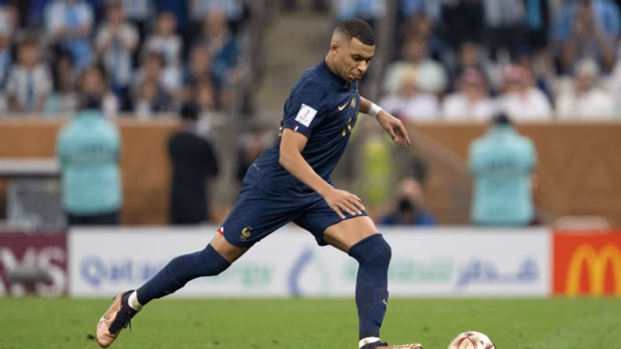 എംബാപ്പെയെ വിടാതെ അര്‍ജന്‍റീനന്‍ ആരാധകരും; വിക്‌ടറി പരേഡില്‍ അധിക്ഷേപങ്ങള്‍ മാത്രം; കോലം കത്തിച്ചും ആഘോഷം