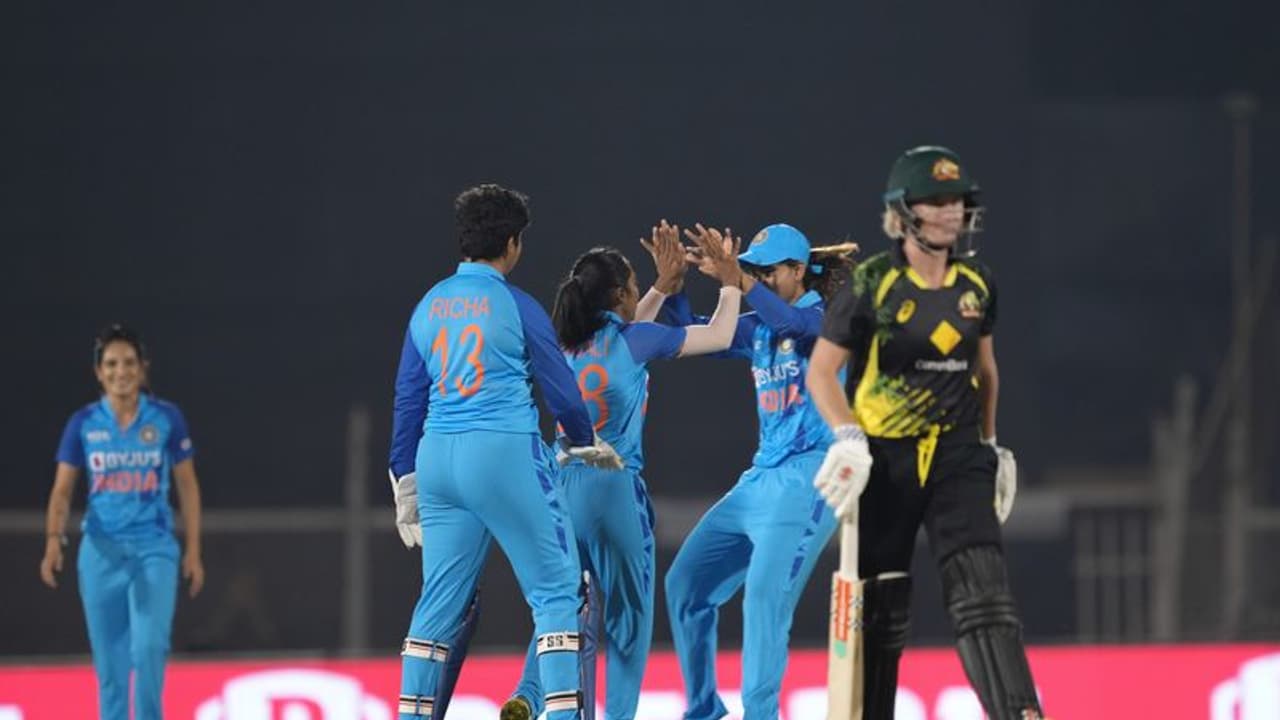 India Australia Women's T20: छक्कों की हुई बारिश और टूटा बड़ा रिकॉर्ड, दो भारतीय गेंदबाजों ने लुटाए 342 रन India Australia Women's T20: छक्कों की हुई बारिश और टूटा बड़ा रिकॉर्ड, दो भारतीय गेंदबाजों ने लुटाए 342 रन