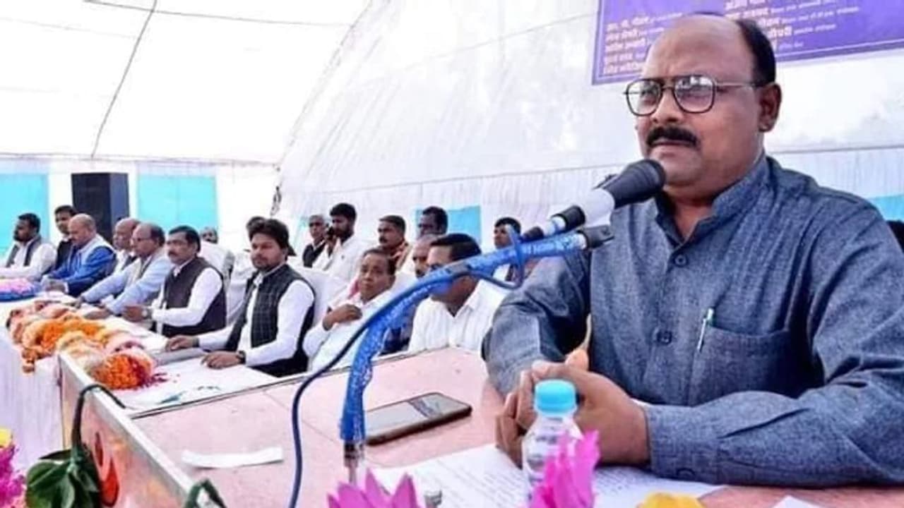 जानिए कौन हैं विश्वनाथ पाल, जिनके जन्मदिन पर मायावती ने तोहफे में दी यूपी की कमान 