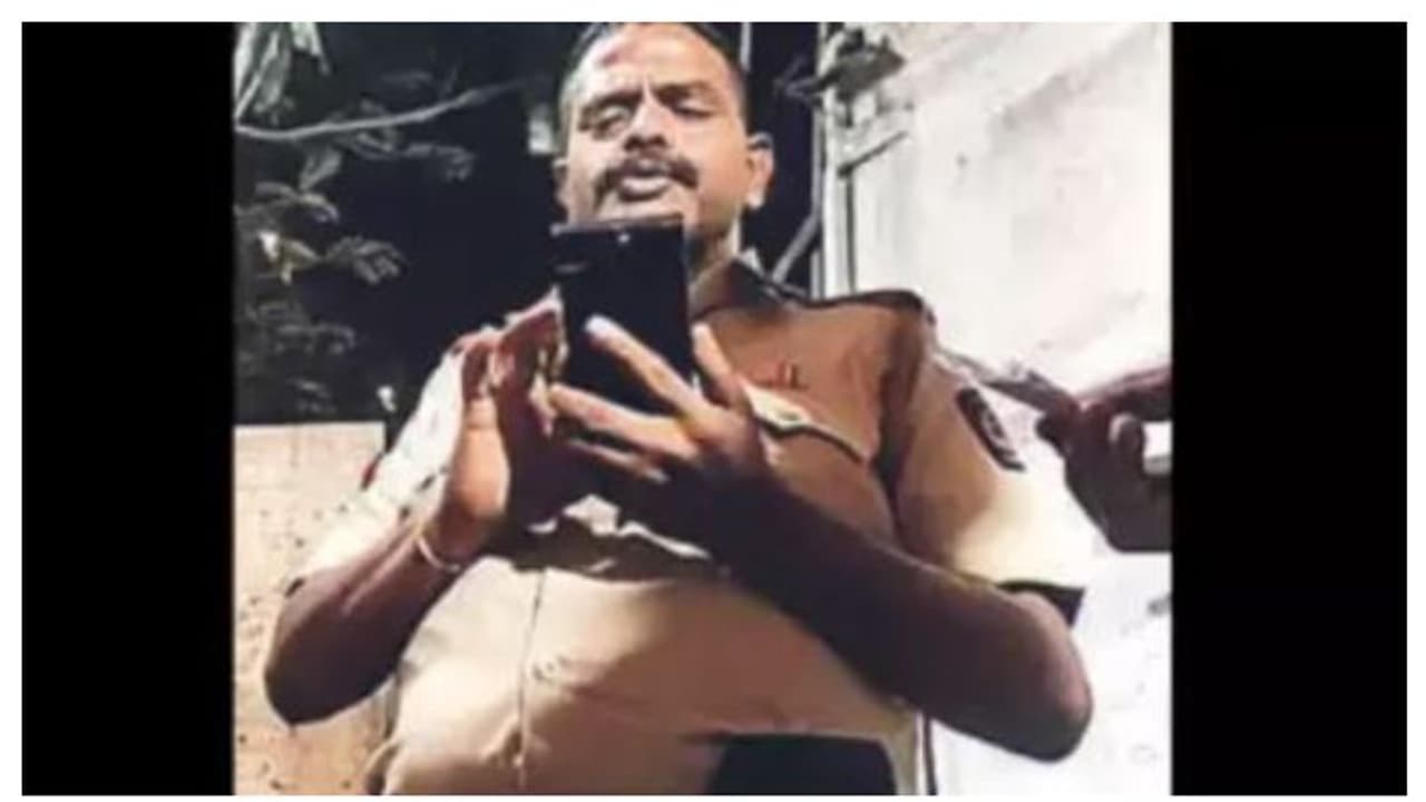 ഓട്ടോ ഡ്രൈവറിൽ നിന്ന് 200 രൂപ കൈക്കൂലി; വിരമിക്കാൻ ആറുമാസം ശേഷിക്കെ പൊലീസുകാരന് സസ്പെൻഷൻ വീഡിയോ ഓട്ടോ ഡ്രൈവറിൽ നിന്ന് 200 രൂപ കൈക്കൂലി; വിരമിക്കാൻ ആറുമാസം ശേഷിക്കെ പൊലീസുകാരന് സസ്പെൻഷൻ വീഡിയോ