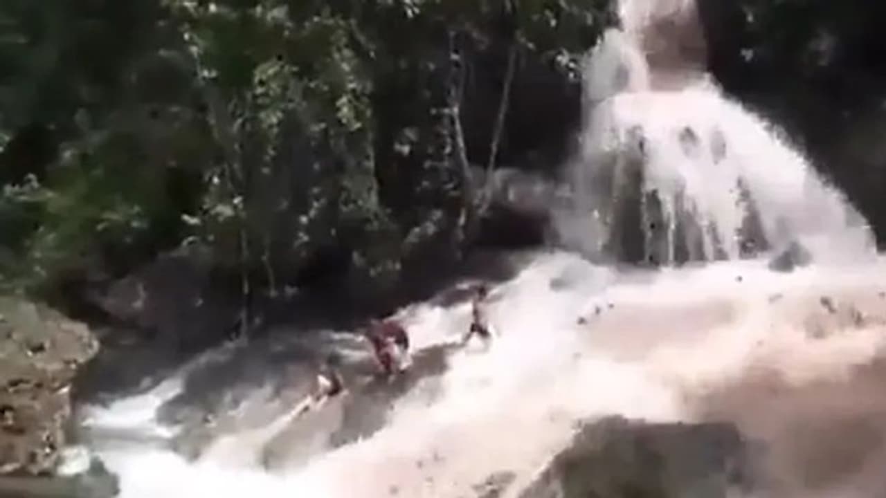 അപ്രതീക്ഷിതമായെത്തിയ ഒഴുക്കില്‍ പെട്ടുപോകുന്ന ടൂറിസ്റ്റുകള്‍; വീഡിയോ വീണ്ടും വൈറല്‍