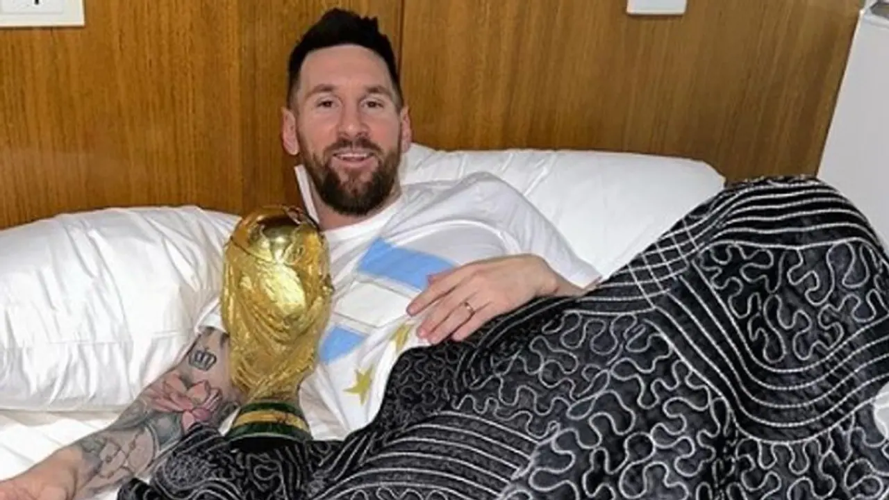 உலகக் கோப்பையை கையில் வைத்துக் கொண்டே படுத்து தூங்கிய மெஸ்ஸி: வைரலாகும் புகைப்படம்! உலகக் கோப்பையை கையில் வைத்துக் கொண்டே படுத்து தூங்கிய மெஸ்ஸி: வைரலாகும் புகைப்படம்!