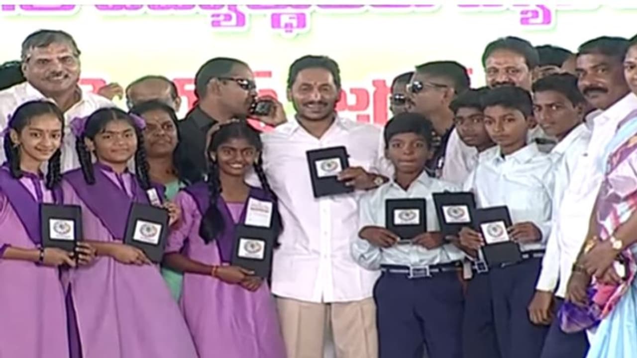 ప్రభుత్వ స్కూళ్లలో డిజిటల్ విప్లవానికి శ్రీకారం చుట్టాం: విద్యార్థులకు ట్యాబ్‌లు పంపిణీ చేసిన సీఎం జగన్