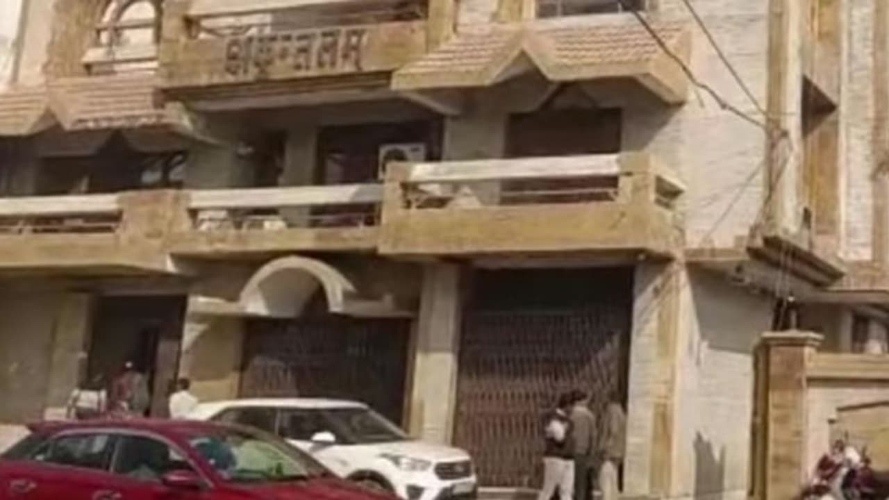 लखनऊ में कई व्यापारियों के यहां आयकर की छापेमारी जारी, दिल्ली से पहुंची टीम खंगाल रहीं दस्तावेज लखनऊ में कई व्यापारियों के यहां आयकर की छापेमारी जारी, दिल्ली से पहुंची टीम खंगाल रहीं दस्तावेज