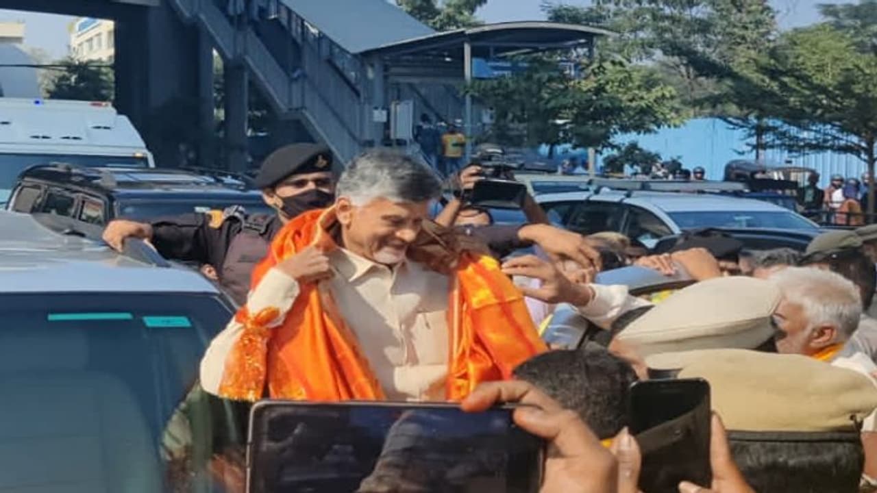 ఎన్టీఆర్ విగ్రహానికి నివాళులు.. రోడ్డు మార్గంలో ఖమ్మంకు బయలుదేరిన చంద్రబాబు నాయుడు.. ఎన్టీఆర్ విగ్రహానికి నివాళులు.. రోడ్డు మార్గంలో ఖమ్మంకు బయలుదేరిన చంద్రబాబు నాయుడు..