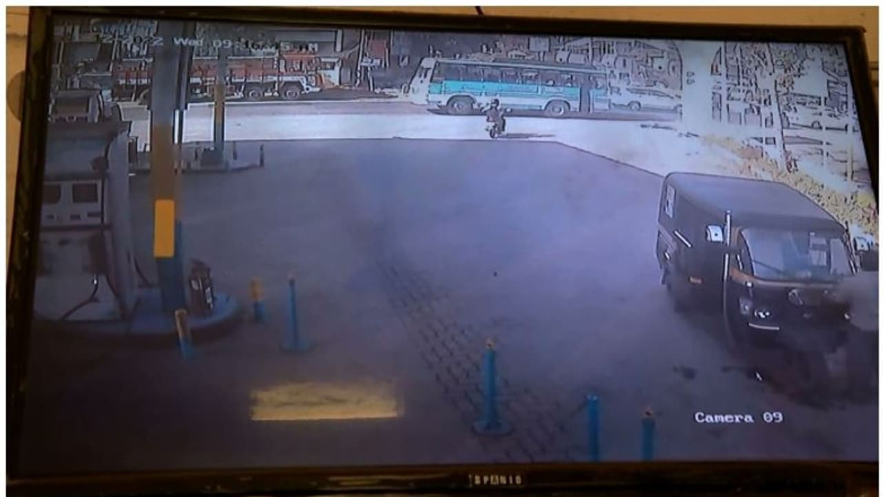 ഓടിക്കൊണ്ടിരുന്ന ബസില് നിന്ന് തെറിച്ച് വീണു; യാത്രക്കാരന് ഗുരുതര പരിക്ക് ഓടിക്കൊണ്ടിരുന്ന ബസില് നിന്ന് തെറിച്ച് വീണു; യാത്രക്കാരന് ഗുരുതര പരിക്ക്