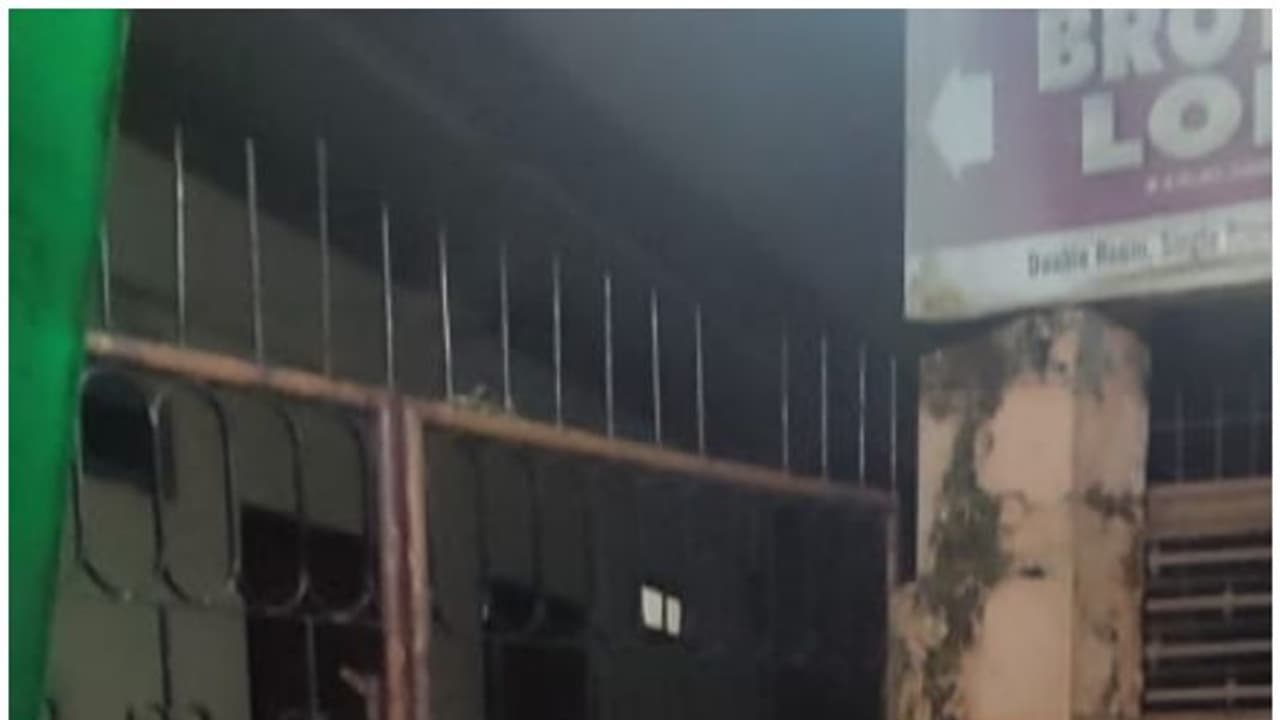 എരുമ ആക്രമിക്കാനെത്തി; രക്ഷപ്പെടാൻ ഓടിയ 16 കാരന് കമ്പി ശരീരത്തിൽ കയറി ഗുരുതര പരിക്ക് എരുമ ആക്രമിക്കാനെത്തി; രക്ഷപ്പെടാൻ ഓടിയ 16 കാരന് കമ്പി ശരീരത്തിൽ കയറി ഗുരുതര പരിക്ക്