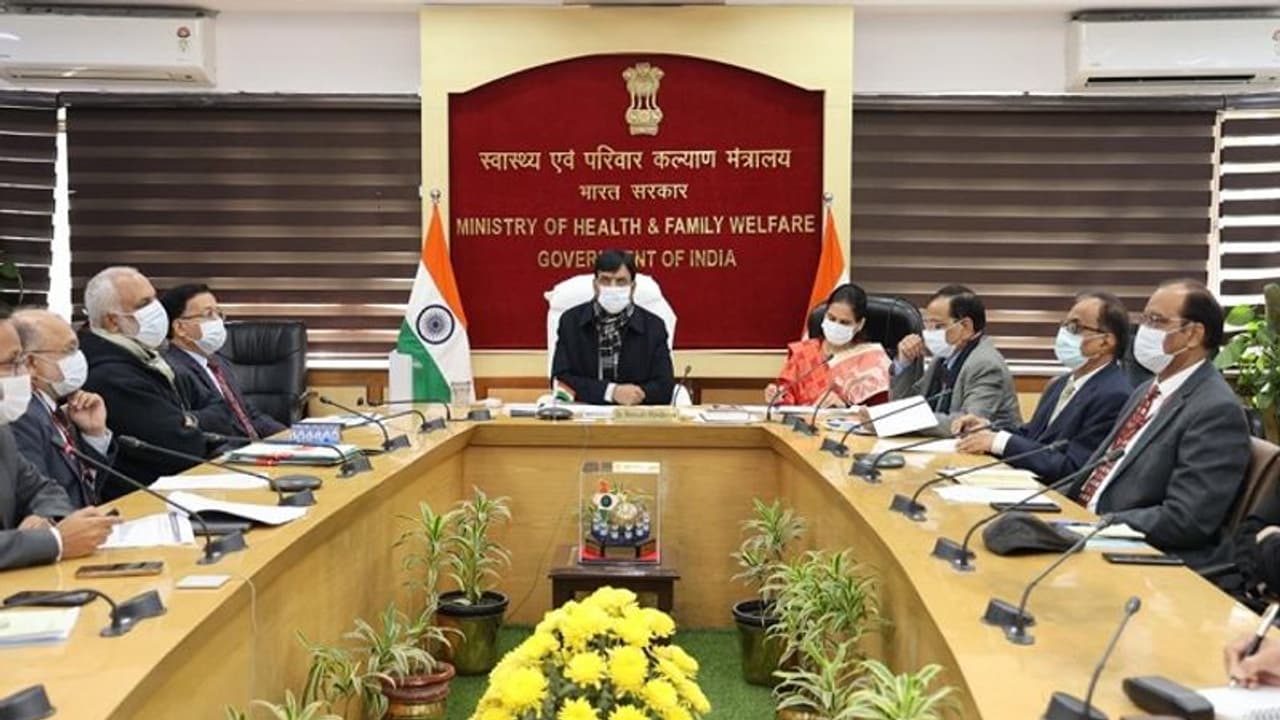 भारत में कोरोना की स्थिति पर स्वास्थ्य मंत्री ने की बैठक, विदेश से आने वाले यात्रियों की होगी रैंडम जांच भारत में कोरोना की स्थिति पर स्वास्थ्य मंत्री ने की बैठक, विदेश से आने वाले यात्रियों की होगी रैंडम जांच