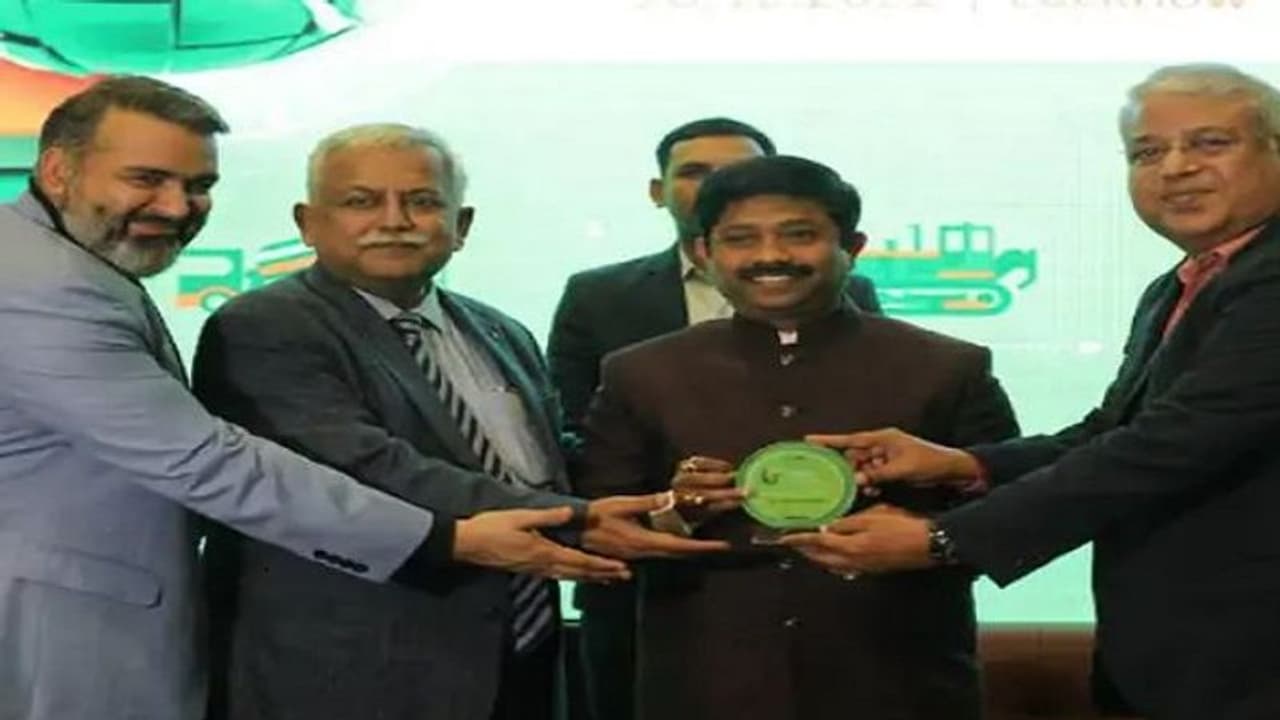 UP में जल्द 12 नए एयरपोर्ट को मिलेगी सौगात, कैबिनेट मंत्री नंद गोपाल नंदी ने विकास को लेकर कहीं कई बड़े बातें UP में जल्द 12 नए एयरपोर्ट को मिलेगी सौगात, कैबिनेट मंत्री नंद गोपाल नंदी ने विकास को लेकर कहीं कई बड़े बातें