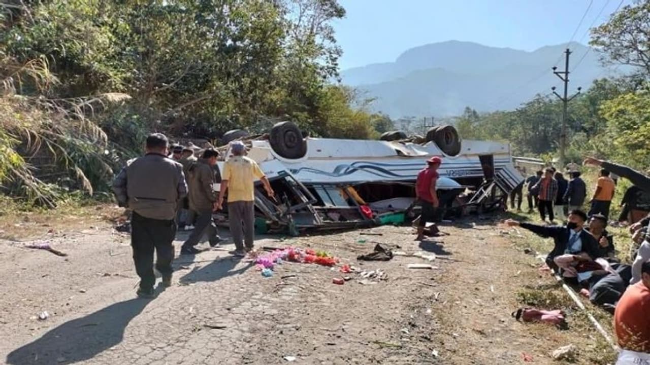 మణిపూర్ లో ఘోర రోడ్డు ప్రమాదం.. 15 మంది విద్యార్థులు మృతి.. మణిపూర్ లో ఘోర రోడ్డు ప్రమాదం.. 15 మంది విద్యార్థులు మృతి..