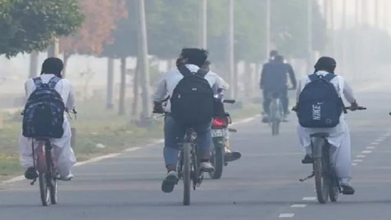 लखनऊ: कड़ाके की ठंड को देखते हुए बदला स्कूलों का समय, जानिए जिलाधिकारी द्वारा जारी अहम आदेश लखनऊ: कड़ाके की ठंड को देखते हुए बदला स्कूलों का समय, जानिए जिलाधिकारी द्वारा जारी अहम आदेश