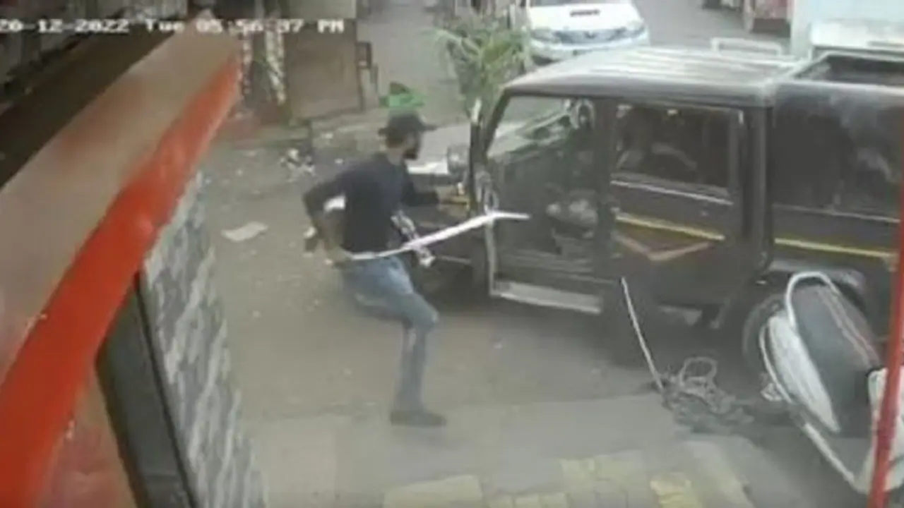 ಹಂದಿ ಮಾಂಸ ವಿಚಾರಕ್ಕೆ ಕತ್ತಿಯಿಂದ ವ್ಯಕ್ತಿ ಮೇಲೆ ಹಲ್ಲೆ: ಸಿಸಿ ಕ್ಯಾಮೆರಾದಲ್ಲಿ ಸೆರೆ ಹಂದಿ ಮಾಂಸ ವಿಚಾರಕ್ಕೆ ಕತ್ತಿಯಿಂದ ವ್ಯಕ್ತಿ ಮೇಲೆ ಹಲ್ಲೆ: ಸಿಸಿ ಕ್ಯಾಮೆರಾದಲ್ಲಿ ಸೆರೆ