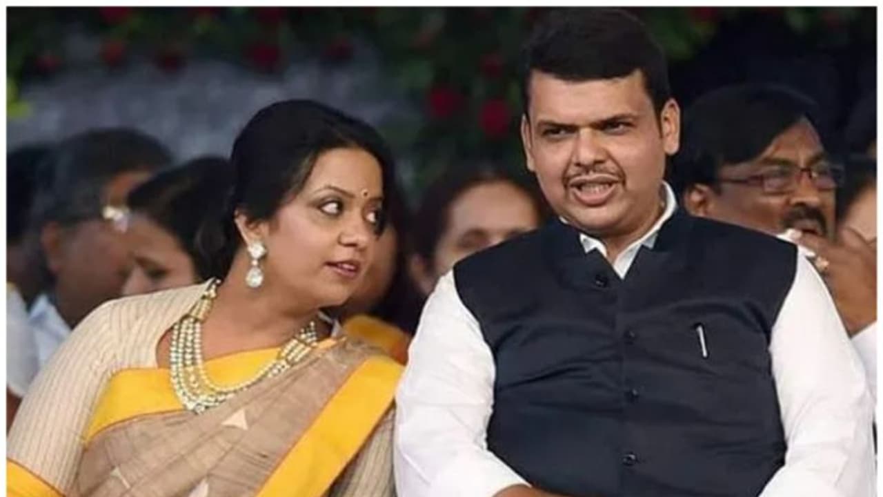 മോദിയെ രാഷ്ട്രപിതാവെന്ന് വിശേഷിപ്പിച്ച് ഫഡ്നാവിസിന്റെ ഭാര്യ; ചോദ്യമുയർന്നപ്പോൾ 'പുതിയ ഇന്ത്യയുടെ പിതാവാക്കി' മോദിയെ രാഷ്ട്രപിതാവെന്ന് വിശേഷിപ്പിച്ച് ഫഡ്നാവിസിന്റെ ഭാര്യ; ചോദ്യമുയർന്നപ്പോൾ 'പുതിയ ഇന്ത്യയുടെ പിതാവാക്കി'