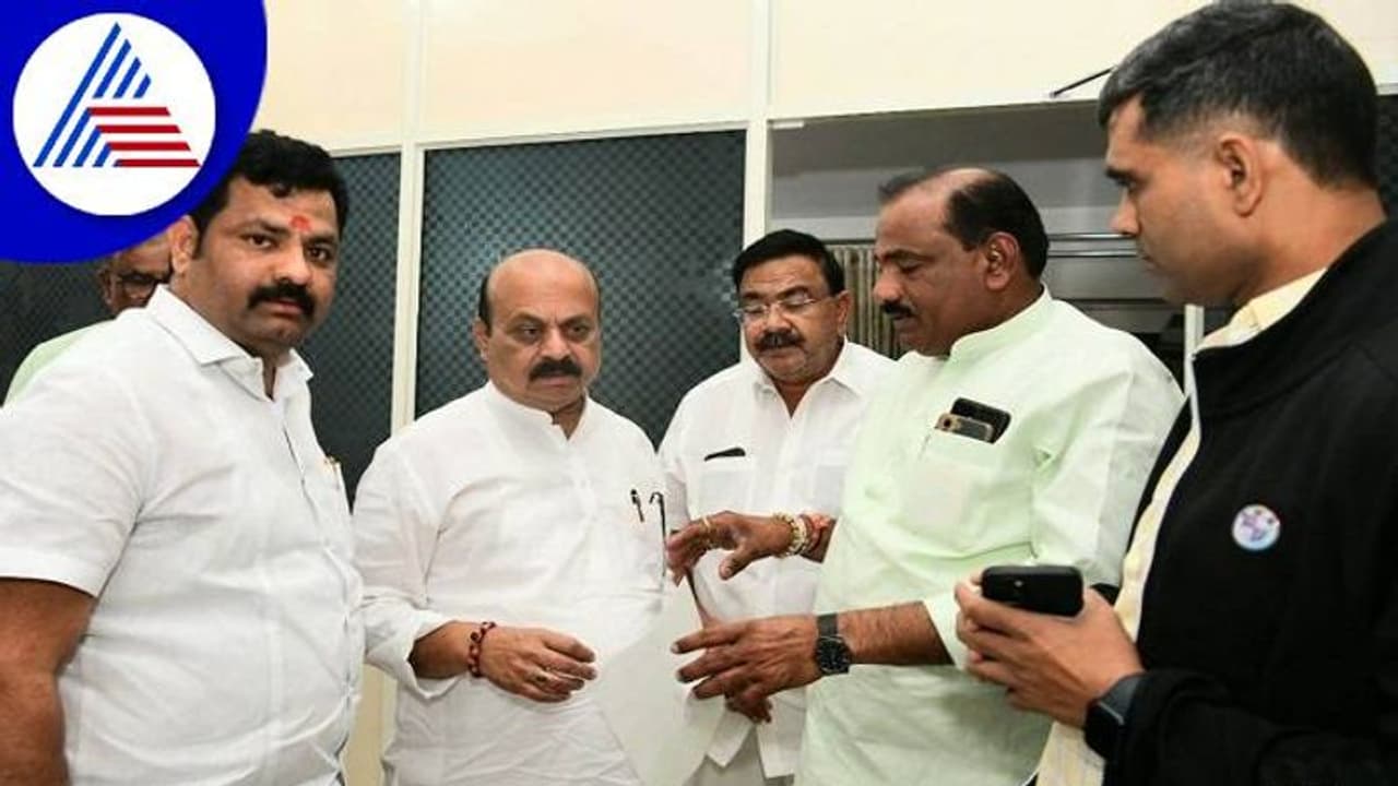 ಯಾದಗಿರಿ: ದೋರನಹಳ್ಳಿ ಸಿಲಿಂಡರ್ ಸ್ಫೋಟ ಪ್ರಕರಣ, ನ್ಯಾಯಾಂಗ ತನಿಖೆಗೆ ಆಗ್ರಹಿಸಿ ಸಿಎಂಗೆ ಮನವಿ ಯಾದಗಿರಿ: ದೋರನಹಳ್ಳಿ ಸಿಲಿಂಡರ್ ಸ್ಫೋಟ ಪ್ರಕರಣ, ನ್ಯಾಯಾಂಗ ತನಿಖೆಗೆ ಆಗ್ರಹಿಸಿ ಸಿಎಂಗೆ ಮನವಿ