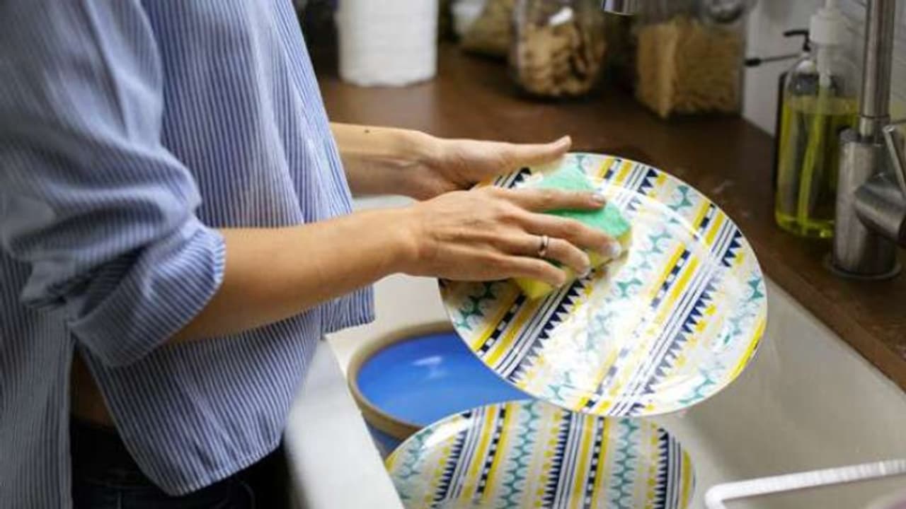 പാത്രങ്ങളിലെ കറയും കരിയും കളയാം; പരീക്ഷിക്കാം ഈ എളുപ്പവഴികള്... പാത്രങ്ങളിലെ കറയും കരിയും കളയാം; പരീക്ഷിക്കാം ഈ എളുപ്പവഴികള്...