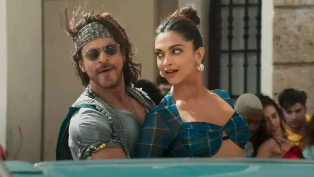 दीपिका पादुकोण ने फिर दिखाए SEXY मूव्स, विवादों के बीच मेकर्स ने रिलीज किया Pathaan का नया गाना दीपिका पादुकोण ने फिर दिखाए SEXY मूव्स, विवादों के बीच मेकर्स ने रिलीज किया Pathaan का नया गाना