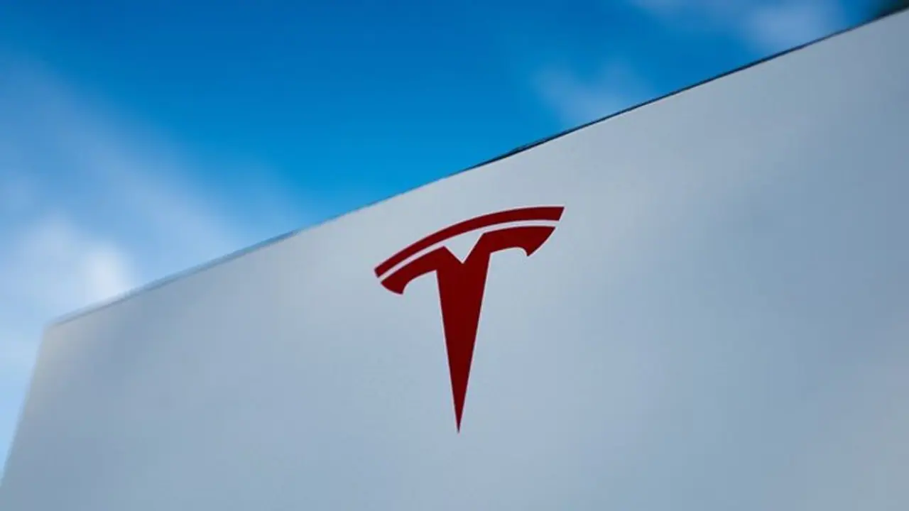 Tesla plans to layoff employees in early 2023, freezes hiring: Report 