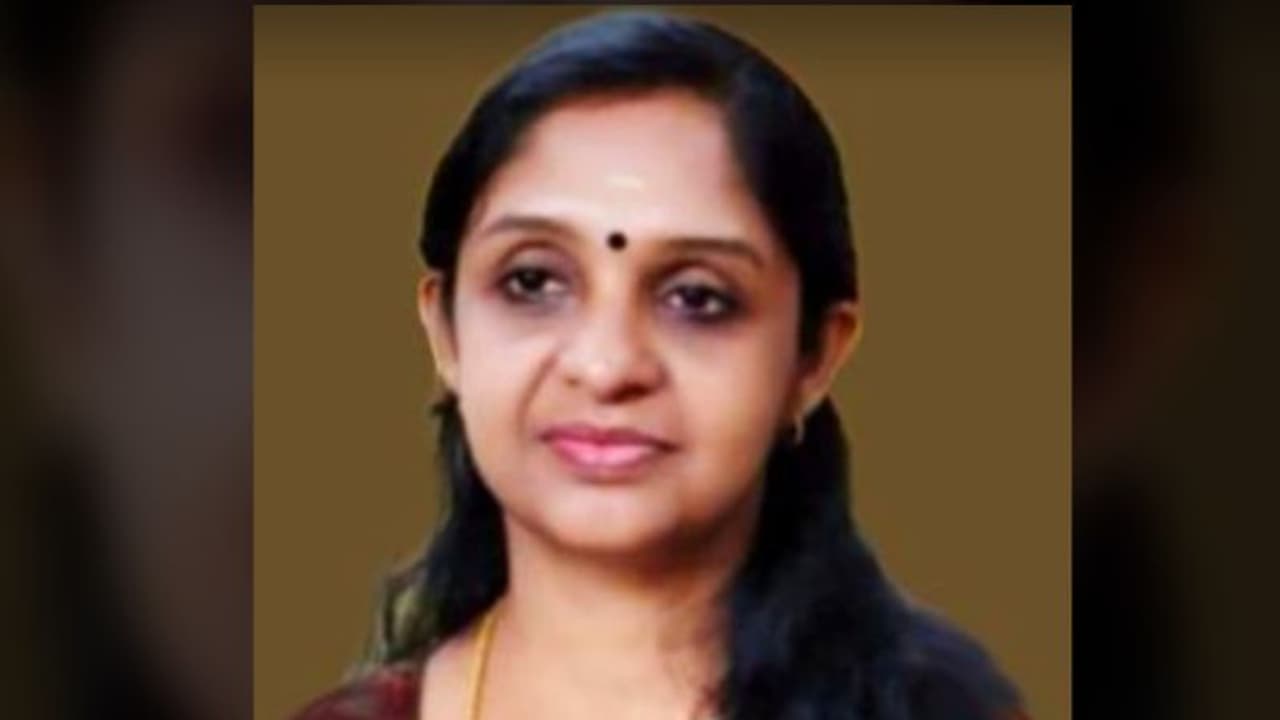 ചീറിപ്പാഞ്ഞെത്തിയ സ്വകാര്യ ബസ് സ്കൂട്ടറിടിച്ച് തെറിപ്പിച്ചു; യാത്രക്കാരിയ്ക്ക് ദാരുണാന്ത്യം ചീറിപ്പാഞ്ഞെത്തിയ സ്വകാര്യ ബസ് സ്കൂട്ടറിടിച്ച് തെറിപ്പിച്ചു; യാത്രക്കാരിയ്ക്ക് ദാരുണാന്ത്യം