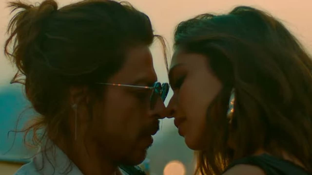 മാസായി ഷാരൂഖ്, ഹോട്ട് ലുക്കില്‍ ദീപിക, 'പഠാനി'ലെ പുതിയ ഗാനമെത്തി, ഒരു മണിക്കൂറില്‍ രണ്ട് മില്യണ്‍ കാഴ്ചക്കാര്‍