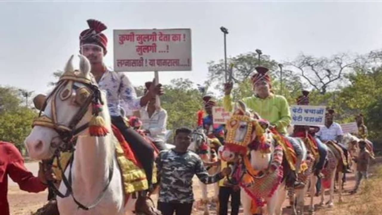 കല്ല്യാണം കഴിക്കാൻ പെണ്ണില്ല, കണ്ടെത്തി തരണം, ആവശ്യവുമായി കളക്ട്രേറ്റിലേക്ക് യുവാക്കളുടെ മാർച്ച് കല്ല്യാണം കഴിക്കാൻ പെണ്ണില്ല, കണ്ടെത്തി തരണം, ആവശ്യവുമായി കളക്ട്രേറ്റിലേക്ക് യുവാക്കളുടെ മാർച്ച്