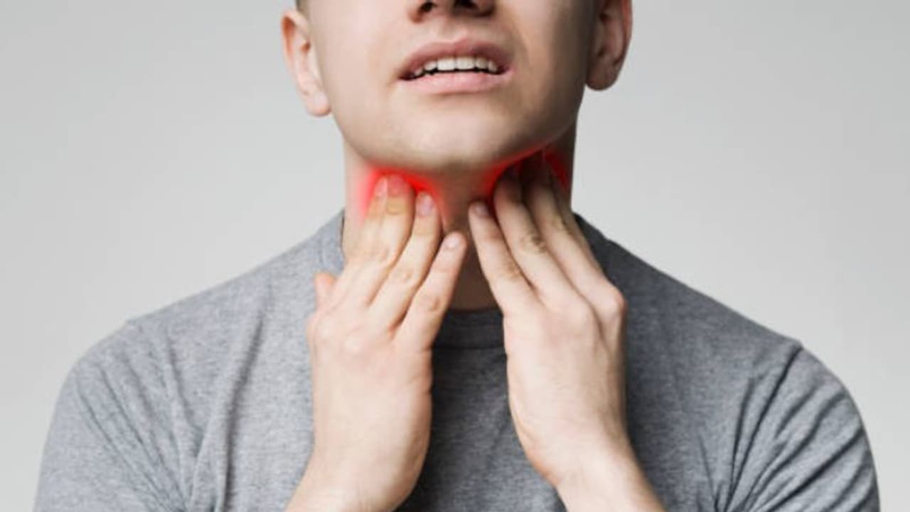 ഭക്ഷണമിറക്കാന്‍ ബുദ്ധിമുട്ട്, ഒച്ചയടപ്പ്; ഈ ലക്ഷണങ്ങള്‍ നിസാരമാക്കി തള്ളിക്കളയേണ്ട...