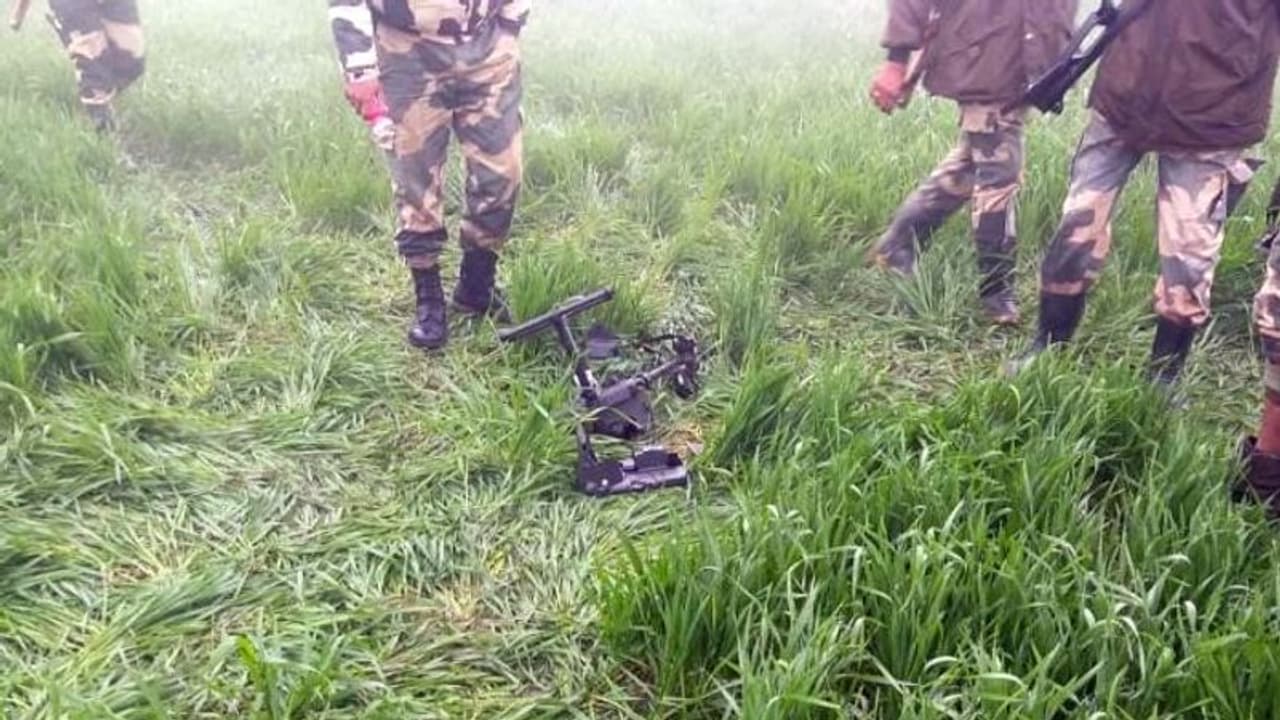 పంజాబ్ లో పాకిస్థాన్ డ్రోన్‌ కూల్చివేత.. భారీ మొత్తంలో హెరాయిన్ స్వాధీనం.. 