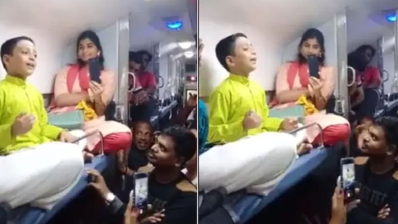 ರೈಲಿನ ಅಪ್ಪರ್ ಬರ್ತ್‌ನಲ್ಲಿ ಪುಟ್ಟ ಬಾಲಕನ ಸಂಗೀತಾ ರಸಮಂಜರಿಗೆ ಪಯಣಿಗರು ಫಿದಾ