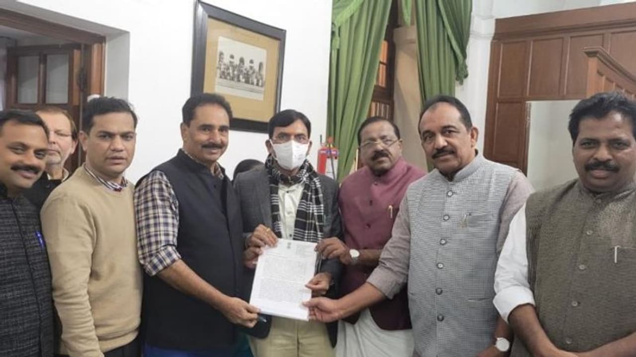 ആർഎംഎൽ ആശുപത്രിയിലെ മലയാളി നഴ്സുമാരെ പിരിച്ചു വിട്ട സംഭവം: നിവേദനവുമായി കേരളം എംപിമാർ ആരോഗ്യമന്ത്രിയെ കണ്ടു 