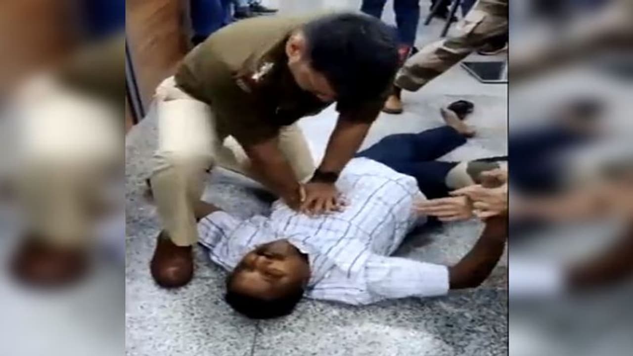 Viral Video : अहमदाबाद एयरपोर्ट पर यात्री को आया हार्ट अटैक, CISF जवान की तत्परता से बची जान Viral Video : अहमदाबाद एयरपोर्ट पर यात्री को आया हार्ट अटैक, CISF जवान की तत्परता से बची जान