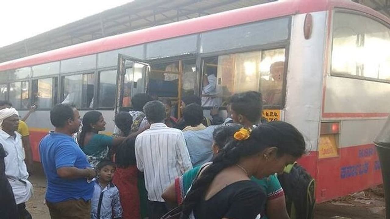 ಖಾನಾಪುರ: ಕೆಲವೇ ತಿಂಗಳಲ್ಲಿ ಹಾಳಾದ ತಂಗುದಾಣ..! ಖಾನಾಪುರ: ಕೆಲವೇ ತಿಂಗಳಲ್ಲಿ ಹಾಳಾದ ತಂಗುದಾಣ..!