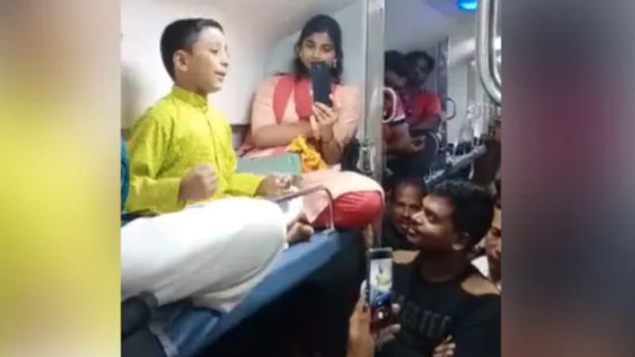 ട്രെയിനിനുള്ളില്‍ പാട്ടുപാടുന്ന എട്ടുവയസുകാരന്‍; മനോഹരം ഈ വീഡിയോ 