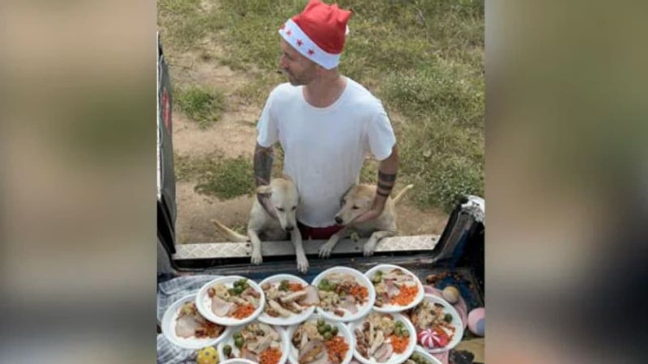 തെരുവുനായ്ക്കൾക്കായി ക്രിസ്മസ് സമ്മാനങ്ങളും ഭക്ഷണവും തയ്യാറാക്കി യുവാവ്; വീഡിയോ തെരുവുനായ്ക്കൾക്കായി ക്രിസ്മസ് സമ്മാനങ്ങളും ഭക്ഷണവും തയ്യാറാക്കി യുവാവ്; വീഡിയോ