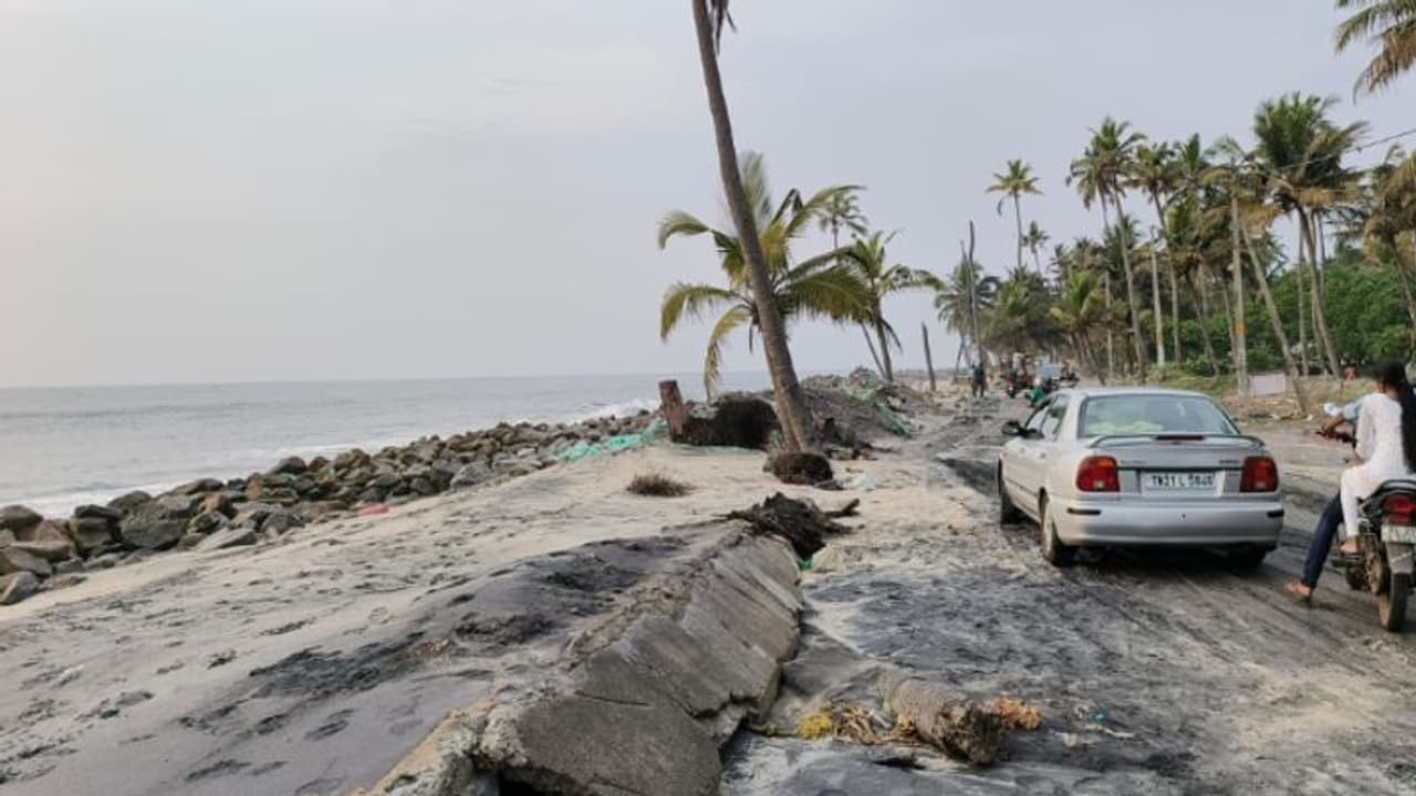 വലിയഴീക്കലിൽ ദുരിതം വിതച്ച് അപ്രതീക്ഷിതമായുണ്ടായ കടലാക്രമണം