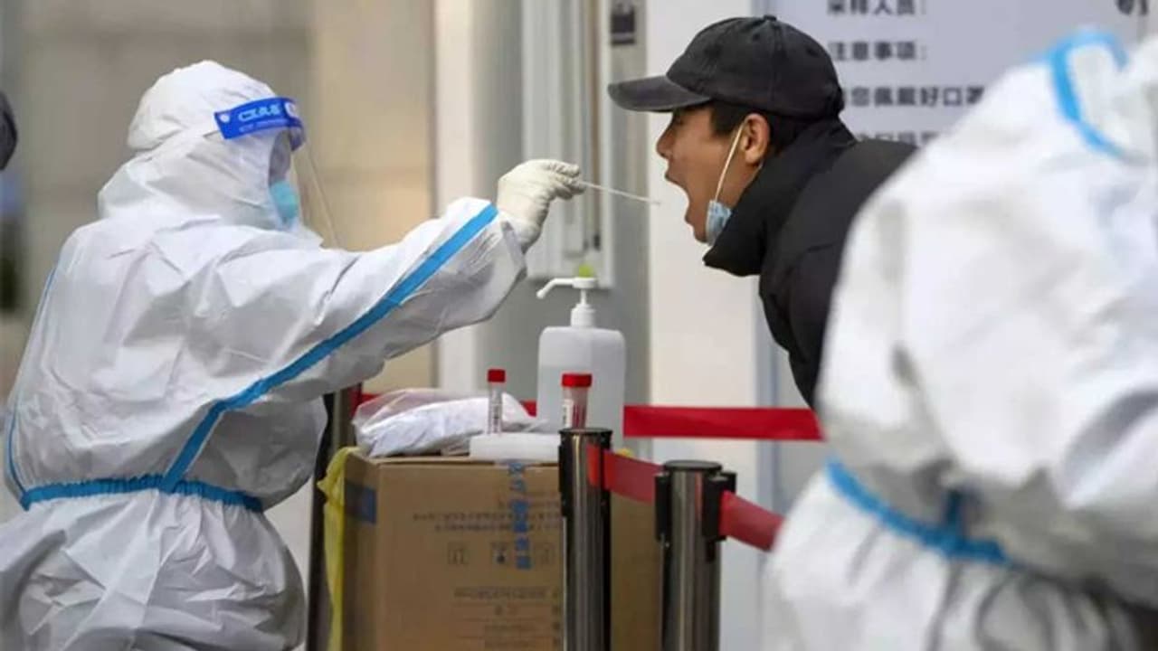 कोरोना के चलते चीन में बढ़ी पाबंदियां तो भारत पर भी आ सकता है बड़ा संकट, जानें क्या है वजह कोरोना के चलते चीन में बढ़ी पाबंदियां तो भारत पर भी आ सकता है बड़ा संकट, जानें क्या है वजह