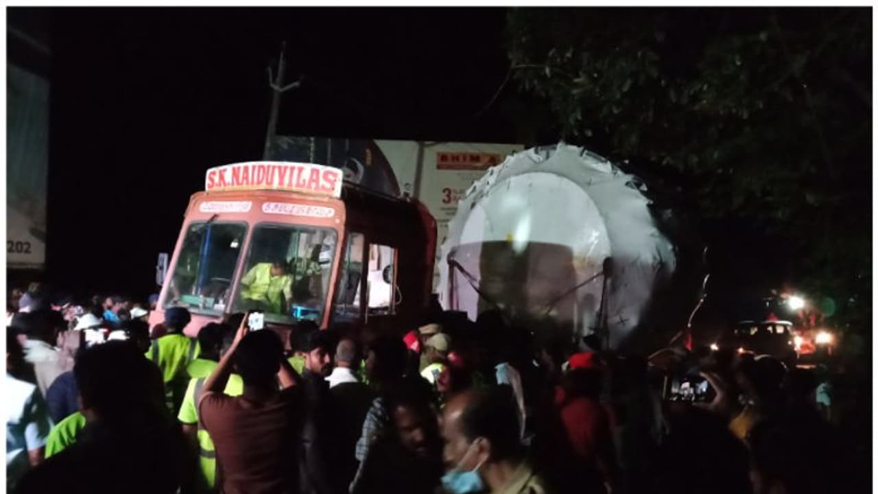 മിഷൻ വിജയം; വലിയ യന്ത്രഭാഗങ്ങളുമായി ട്രെയിലറുകൾ താമരശ്ശേരി ചുരം കയറി മിഷൻ വിജയം; വലിയ യന്ത്രഭാഗങ്ങളുമായി ട്രെയിലറുകൾ താമരശ്ശേരി ചുരം കയറി