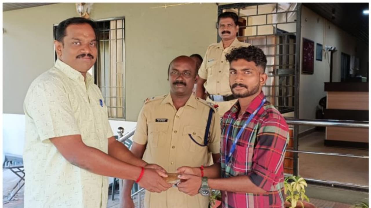 കളഞ്ഞു കിട്ടിയ പണമടങ്ങിയ പേഴ്സ് ഉടമക്ക് തിരിച്ചു നൽകി യുവാവ് മാതൃകയായി