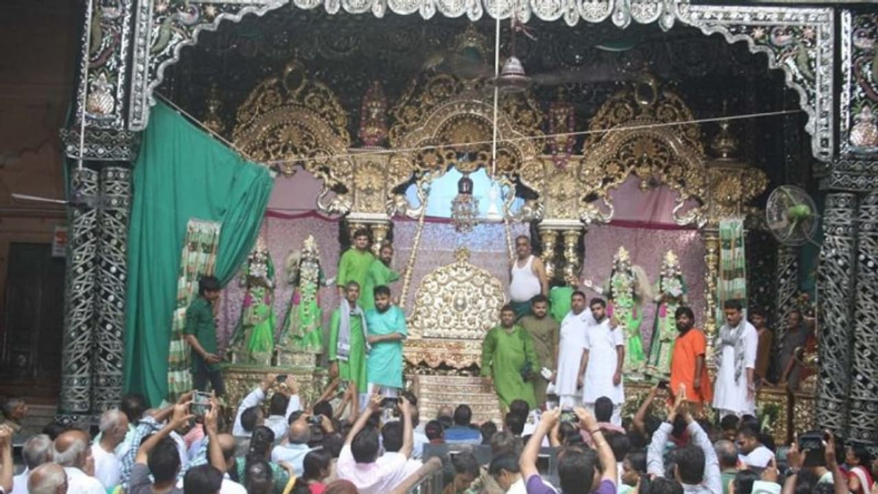 नए साल पर बांके बिहारी मंदिर में दर्शन के लिए जारी हुई नई गाइडलाइन, मथुरा प्रशासन ने भक्तों से की ऐसी अपील नए साल पर बांके बिहारी मंदिर में दर्शन के लिए जारी हुई नई गाइडलाइन, मथुरा प्रशासन ने भक्तों से की ऐसी अपील