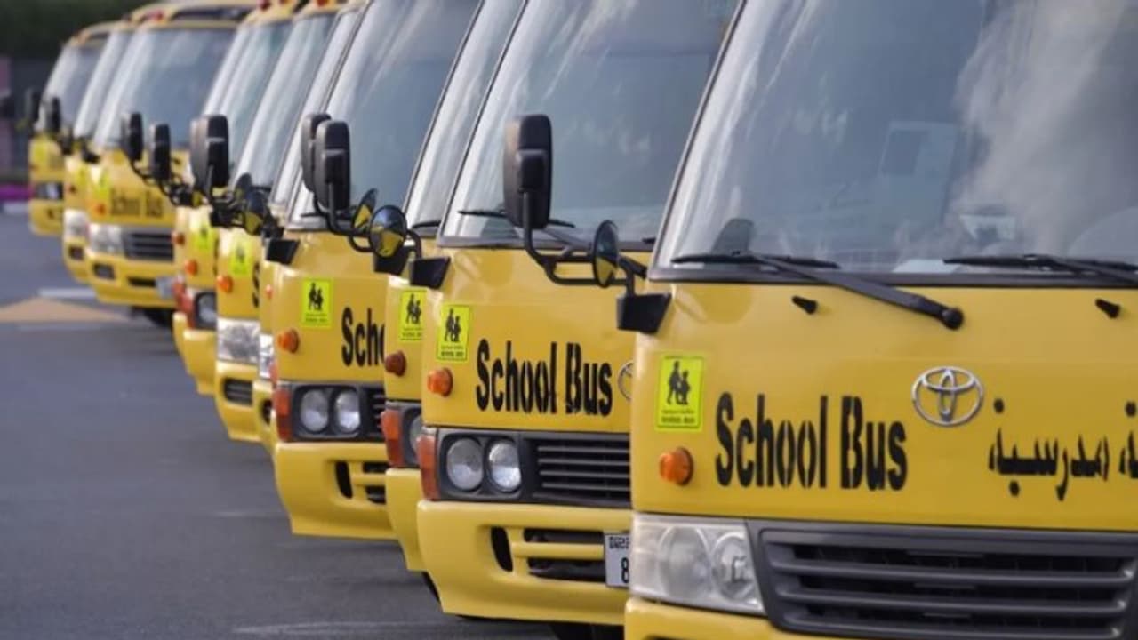 ఇంటిముందు ఆడుకుంటున్న చిన్నారిని ఢీకొట్టి, తలమీదినుంచి వెళ్లిన స్కూల్ బస్సు.. అక్కడికక్కడే మృతి... ఇంటిముందు ఆడుకుంటున్న చిన్నారిని ఢీకొట్టి, తలమీదినుంచి వెళ్లిన స్కూల్ బస్సు.. అక్కడికక్కడే మృతి...