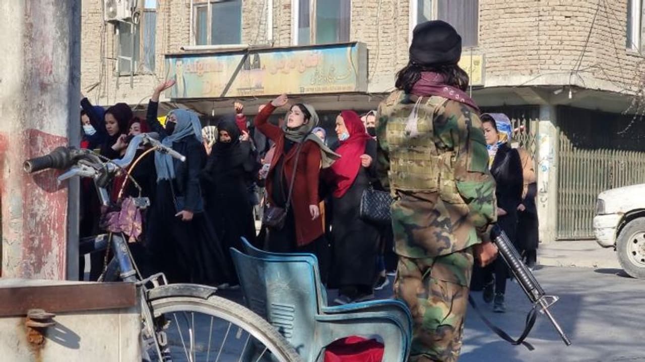 എന്തുകൊണ്ട് പെൺകുട്ടികളെ സർവകലാശാലകളിൽ വിലക്കി; വിശദീകരണവും ന്യായീകരണവുമായി താലിബാൻ എന്തുകൊണ്ട് പെൺകുട്ടികളെ സർവകലാശാലകളിൽ വിലക്കി; വിശദീകരണവും ന്യായീകരണവുമായി താലിബാൻ